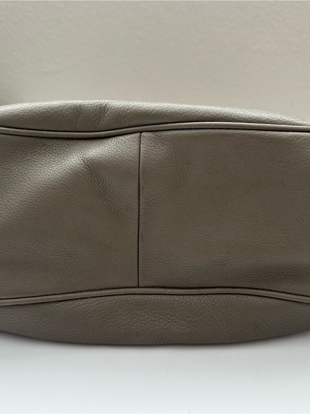 Marc by Marc Jacobs Taupe Pebbled Leather Shoulder Bag with Gold Plaque - Picture 5 of 6